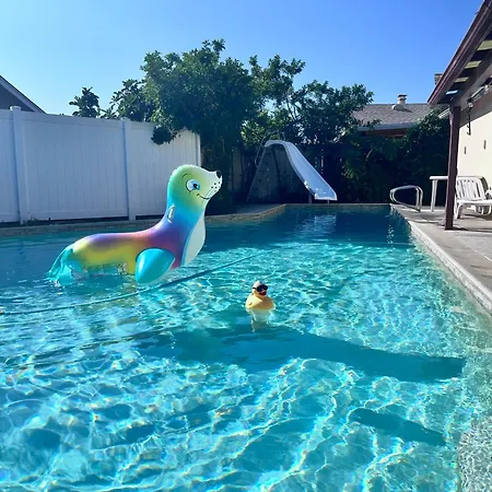 Affordable Private Room With Pool Access And Free Parking Near Zoo And Beaches